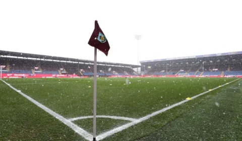 Surto de covid-19 adia partida entre Everton e Burnley