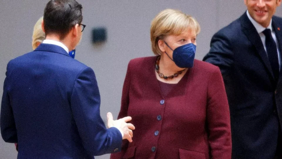 Angela Merkel participa de sua última cúpula europeia e é aplaudida de pé