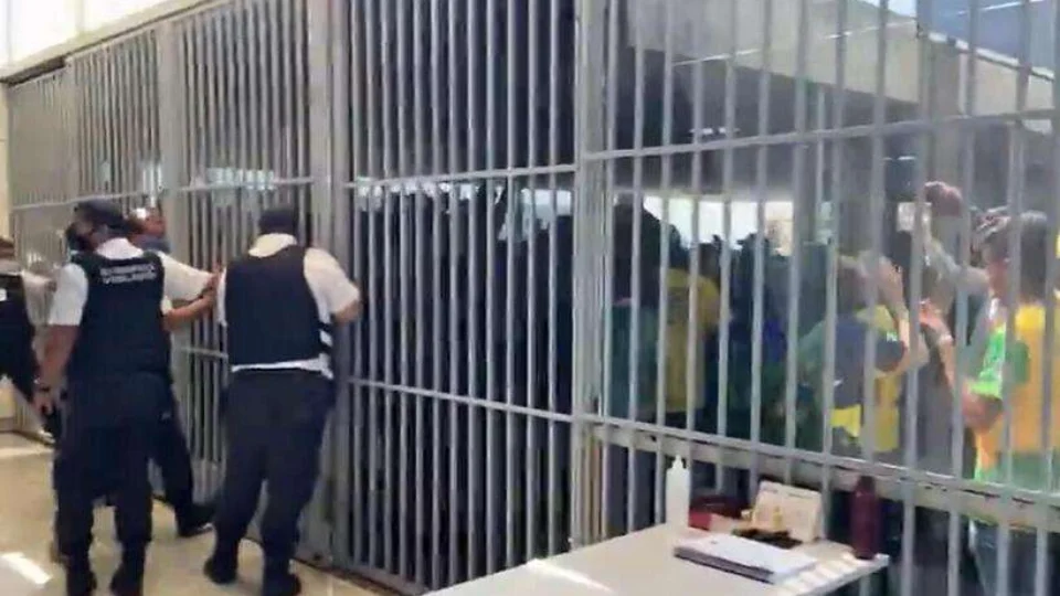 Manifestantes bolsonaristas tentam invadir prédio do Ministério da Saúde em Brasília