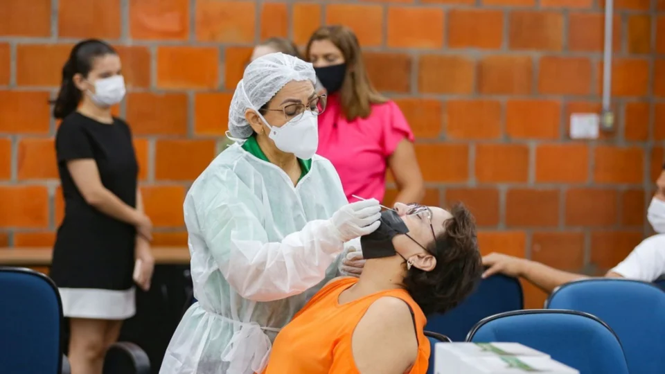Com aumento da Covid-19 em Manaus, Semsa já estuda mutirão de testes e agendamento on-line