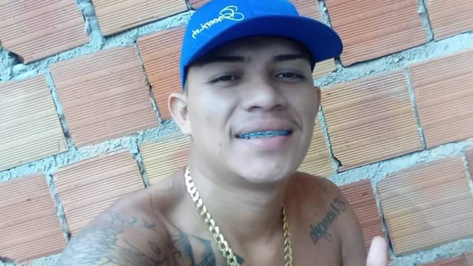 Em Manaus, jovem é executado com nove tiros de pistolas calibres 380 e .40 na frente da família