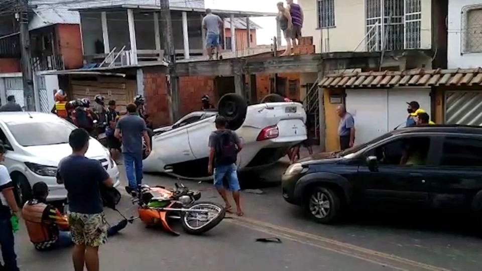 Em Manaus, funcionário de oficina usa carro de cliente e acaba capotando em acidente com 3 veículos