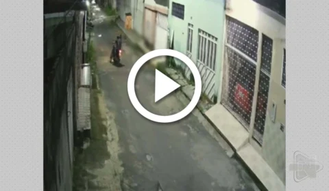 VÍDEO: em Manaus, câmera registra homem sendo atingido com vários disparos por suspeitos