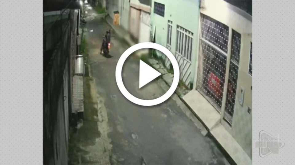 VÍDEO: em Manaus, câmera registra homem sendo atingido com vários disparos por suspeitos