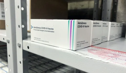 Amazonas recebe 100 mil doses de vacina da AstraZeneca