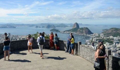 Uso de máscaras em locais fechados deve deixar de ser obrigatório no RJ nesta segunda-feira