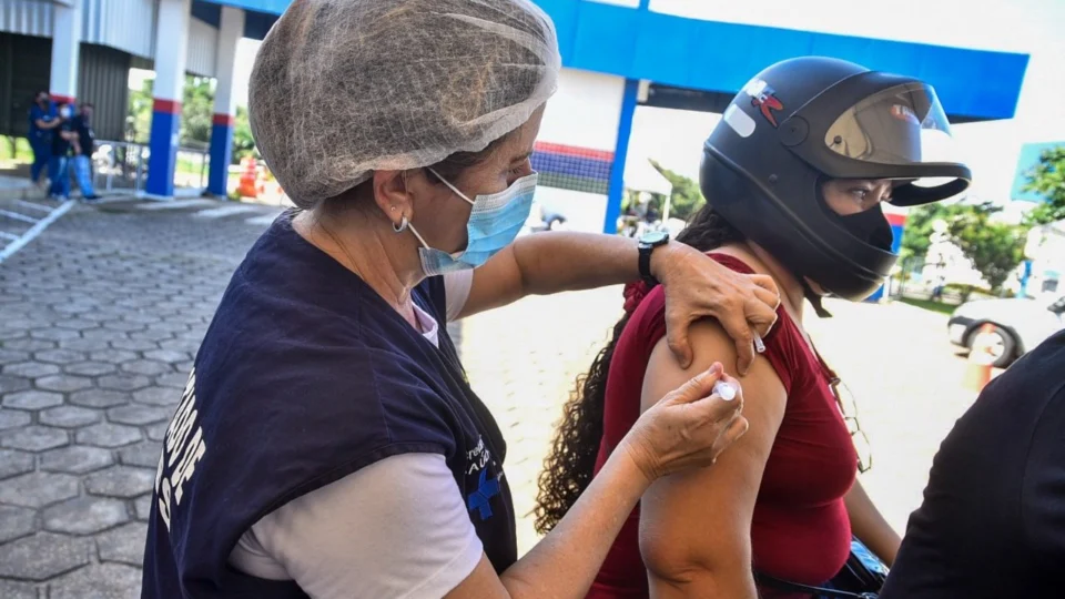 Mesmo com registro de 37 mil casos por Covid-19, Brasil está no 12º dia seguido de declínio, afirma Conass
