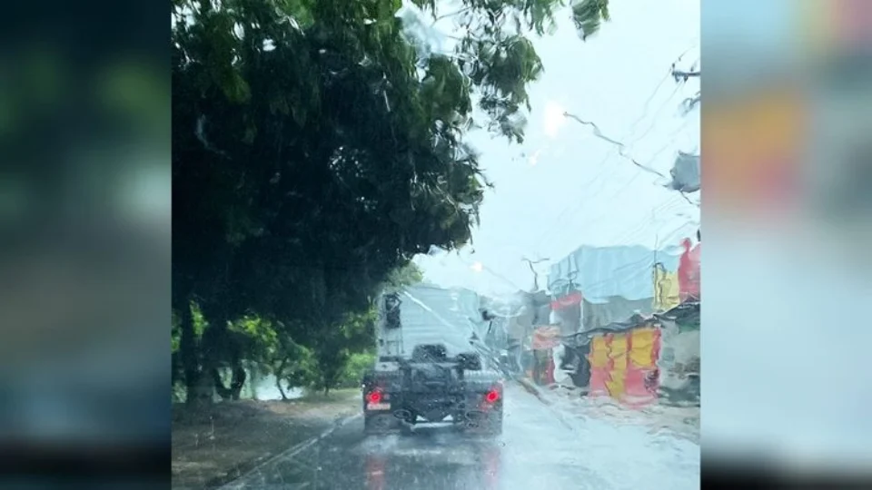Chuva causa alagamentos e desabamento de muro em Manaus