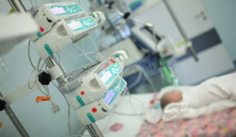 Bebê de um ano e quatro meses morre por complicações da Covid-19 no Distrito Federal