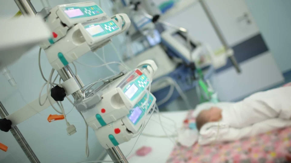 Bebê de um ano e quatro meses morre por complicações da Covid-19 no Distrito Federal