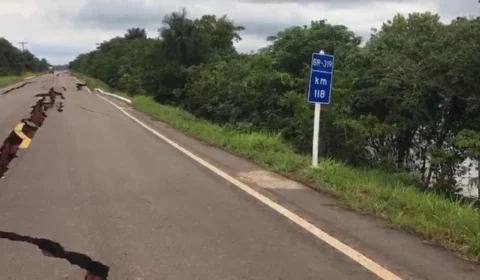 Após asfalto ceder e crateras, trecho da BR-319 é interditado de novo