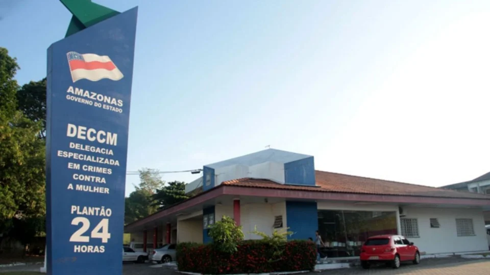 Homem é preso após enforcar e tentar atropelar ex-companheira, em Manaus