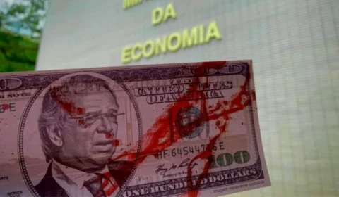Manifestantes promovem ato contra Guedes em frente a Ministério da Economia