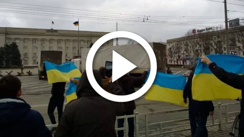 VÍDEO: moradores realizam protesto contra a invasão russa, em Kherson