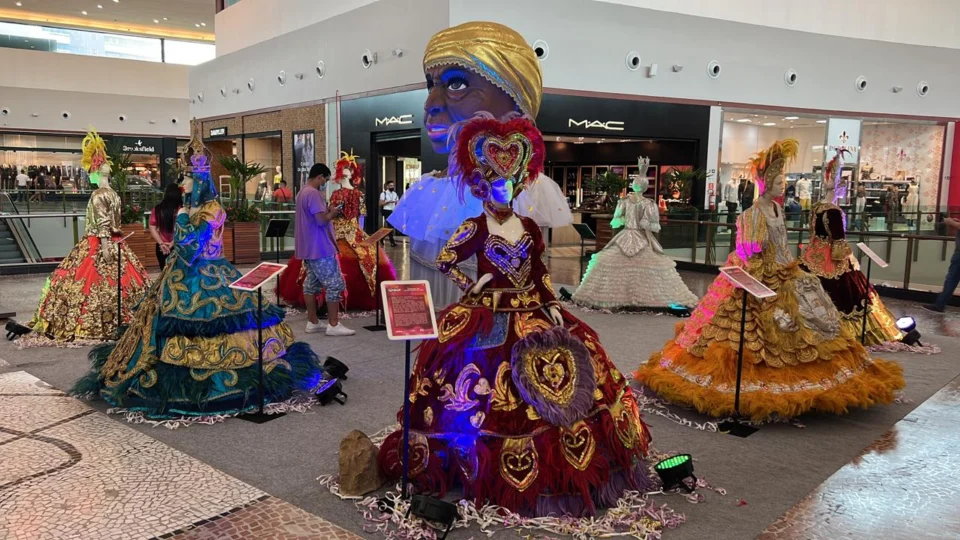 Carnaval: fantasias históricas são expostas em shopping de Manaus
