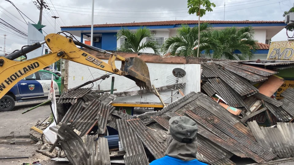Bares construídos em calçada ao lado de delegacia são demolidos, em Manaus; veja fotos