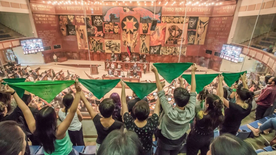 Regras para aborto em casos de estupro são aprovadas no Equador