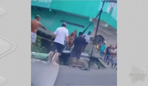 VÍDEO: após acidente, carro fica preso em vala na Zona Sul de Manaus