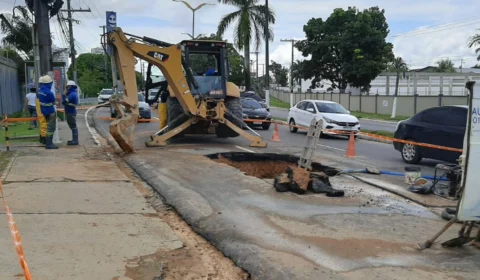 Em Manaus, trecho na Av. Coronel Teixeira é interditado após rompimento de uma rede de distribuição