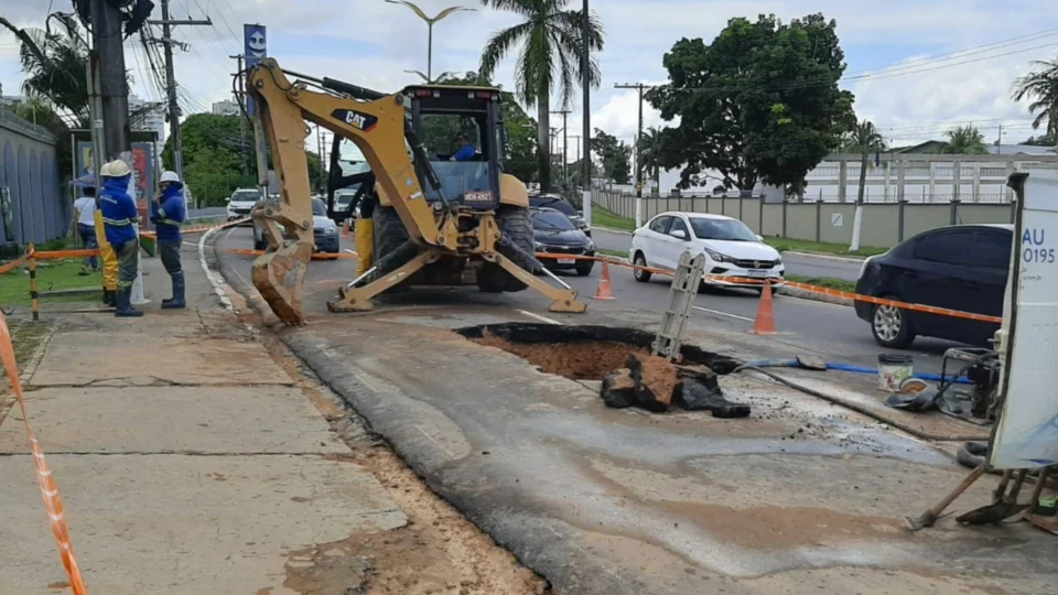 Em Manaus, trecho na Av. Coronel Teixeira é interditado após rompimento de uma rede de distribuição