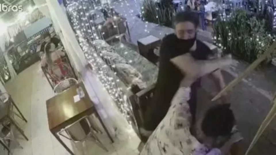 VÍDEO: funcionário de restaurante é agredido após pedir comprovante de vacinação de cliente em Alter do Chão, no Pará
