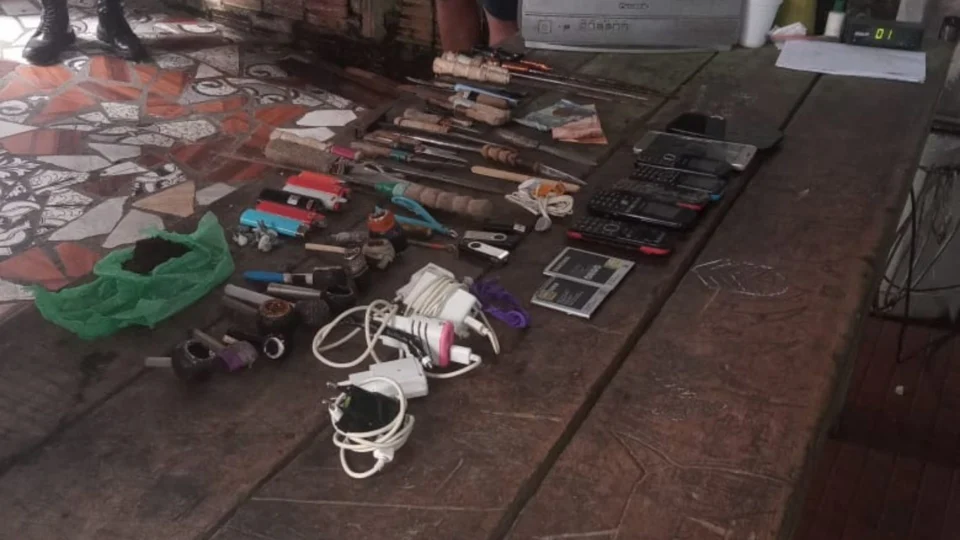 Celulares, cachimbos e várias armas brancas são encontrados dentro de celas da Unidade Prisional de Coari-AM