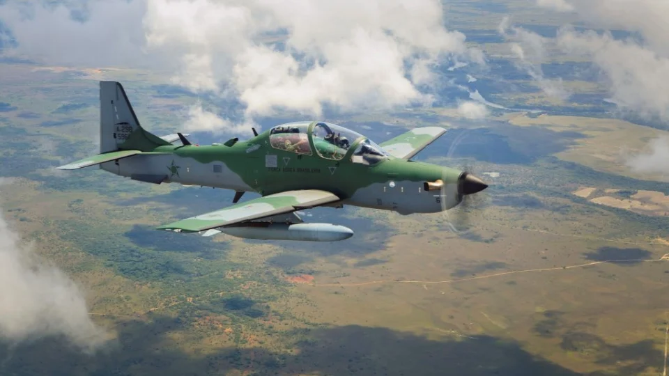 Avião de caça da Força Aérea Brasileira cai no Mato Grosso do Sul; piloto consegue se ejetar
