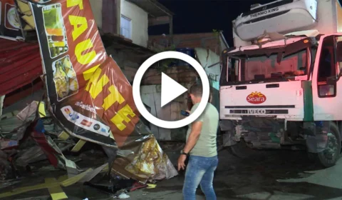 VÍDEO: carreta desgovernada invade restaurante na Zona Leste de Manaus