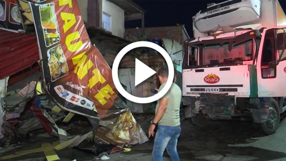 VÍDEO: carreta desgovernada invade restaurante na Zona Leste de Manaus