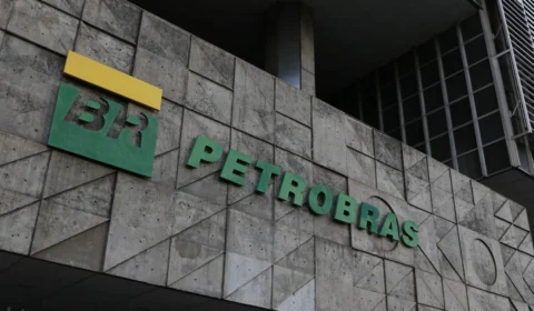 Petrobras desmente Bolsonaro que anunciou novo reajuste de combustível em 20 dias