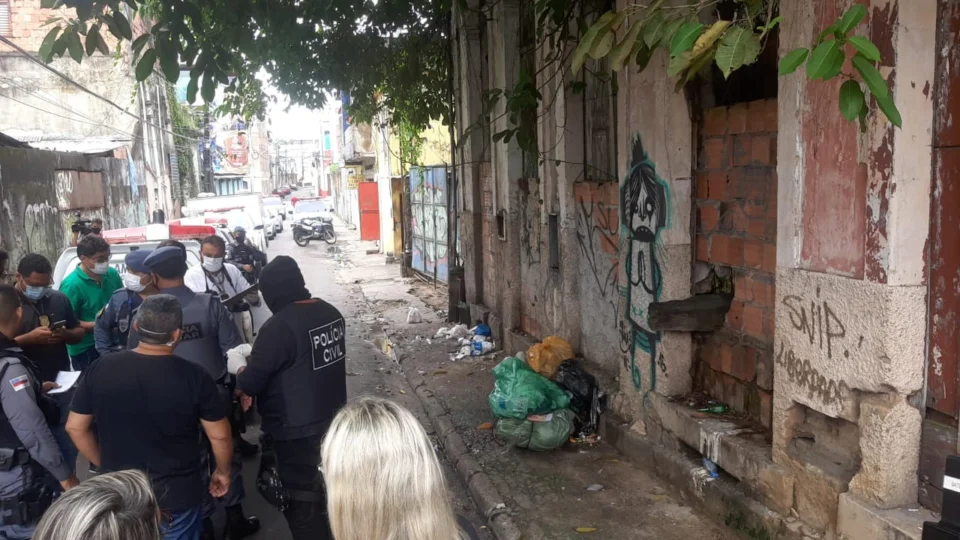 Garis encontram corpo embalado em saco de estopa no Centro de Manaus