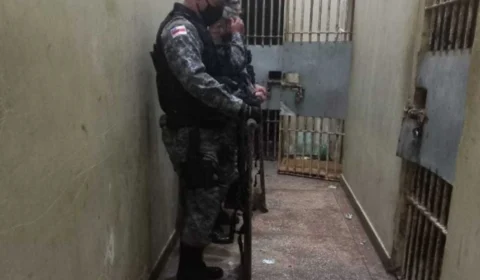 Homem ameaça a atear fogo em sua casa com a mãe de 90 anos dentro no interior do Amazonas