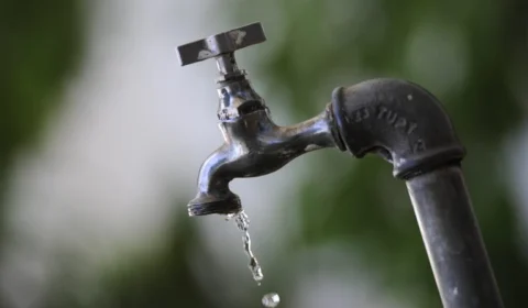 Tarifa social de água e esgoto é anunciada em Manaus; 500 mil pessoas de baixa renda serão beneficiadas