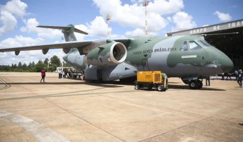 Avião da FAB pousa na Polônia para repatriar brasileiros