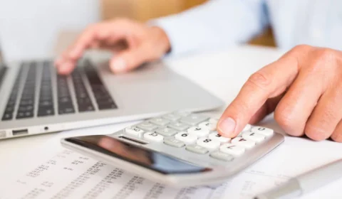 Pesquisa aponta que total de famílias com contas atrasadas, em fevereiro, é o maior em 12 anos