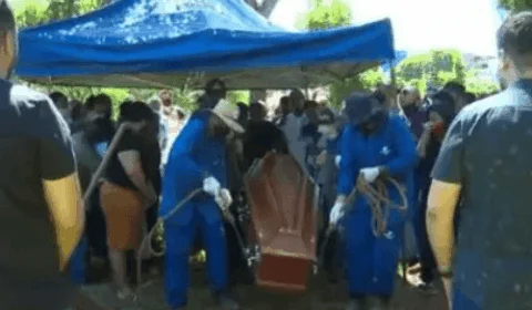 Cantor Delino Marçal se emociona ao sepultar a mãe que foi espancada até a morte na igreja, em Goiânia