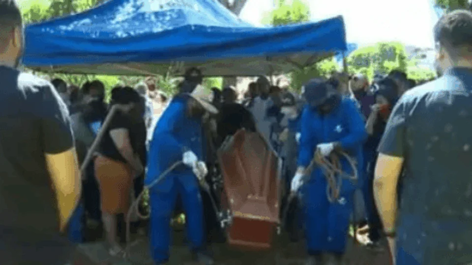 Cantor Delino Marçal se emociona ao sepultar a mãe que foi espancada até a morte na igreja, em Goiânia