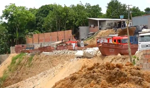Barranco desmorona e deixa duas pessoas soterradas no bairro Santa Etelvina, em Manaus