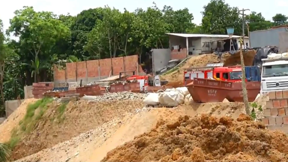 Barranco desmorona e deixa duas pessoas soterradas no bairro Santa Etelvina, em Manaus