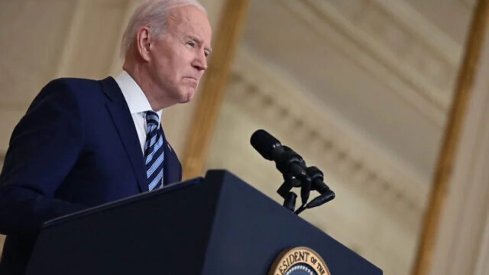 Biden anuncia que vai barrar importação de diamante e vodca da Rússia nos EUA