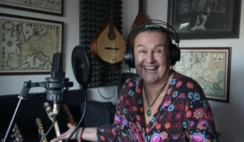 Cantora de 57 anos morre após contrair Covid-19 propositalmente para conseguir ‘passaporte da vacina’, na República Tcheca