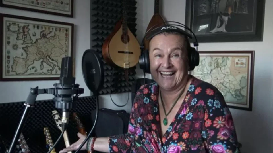 Cantora de 57 anos morre após contrair Covid-19 propositalmente para conseguir ‘passaporte da vacina’, na República Tcheca