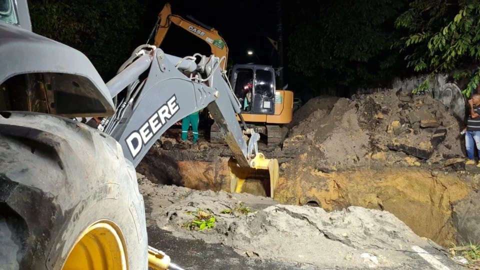 Avenida Efigênio Salles passa por obra emergencial e transito é desviado em Manaus; veja