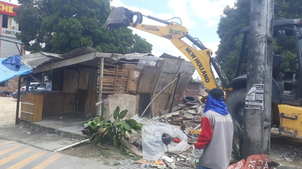 Ocupações irregulares são demolidas de área pública ao lado do T5, em Manaus
