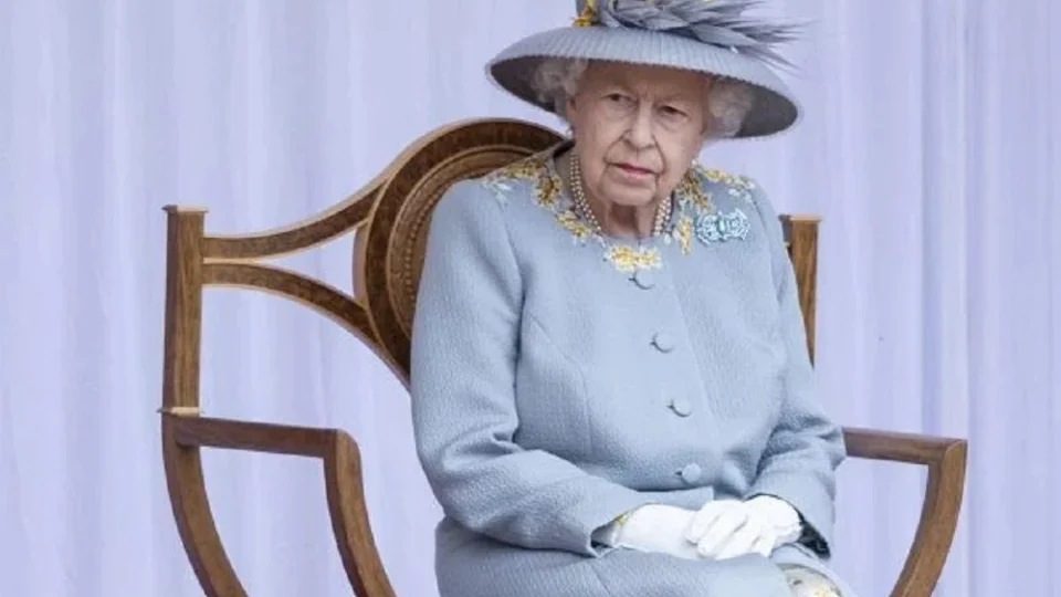 Rainha Elizabeth já tem esconderijo caso Rússia lance míssil nuclear que atinja Inglaterra