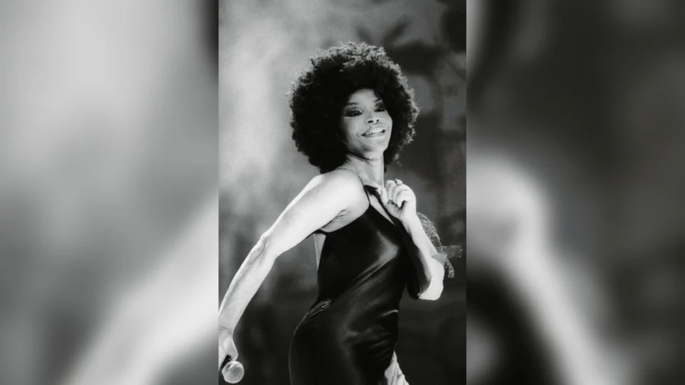 Corpo de Elza Soares chega ao Theatro Municipal do Rio de Janeiro