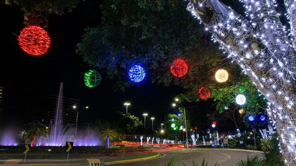Manaus inaugura ornamentação natalina na Ponta Negra