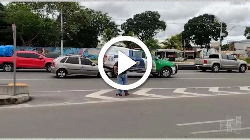 VÍDEO: carro vai parar debaixo de viatura durante acidente na Zona Norte de Manaus