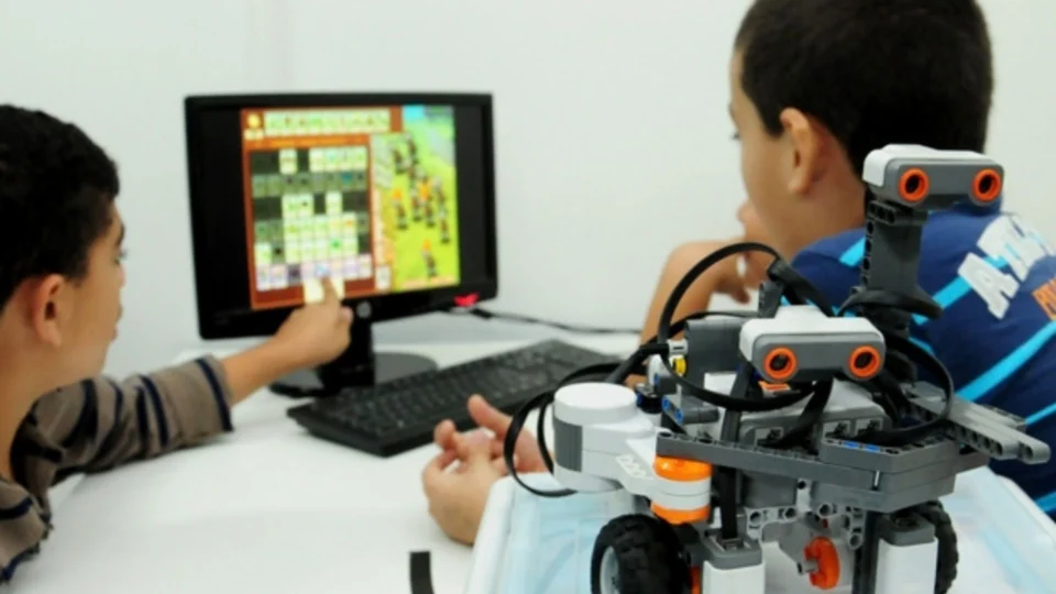 Para incentivar doações ao abrigo Nacer, Escola oferece oficinas gratuitas de robótica, em Manaus