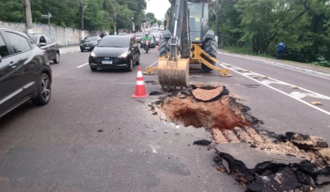VÍDEO: trecho da Avenida Umberto Calderaro é interditado para obra emergencial, em Manaus